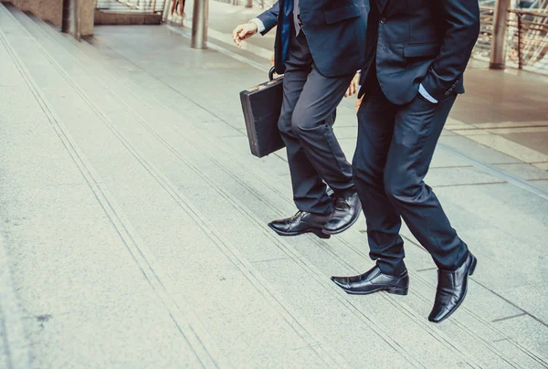 Desenfocado Desenfocado Empresario Caminando Por Las Escaleras Con Fondo Ciudad — Foto de Stock