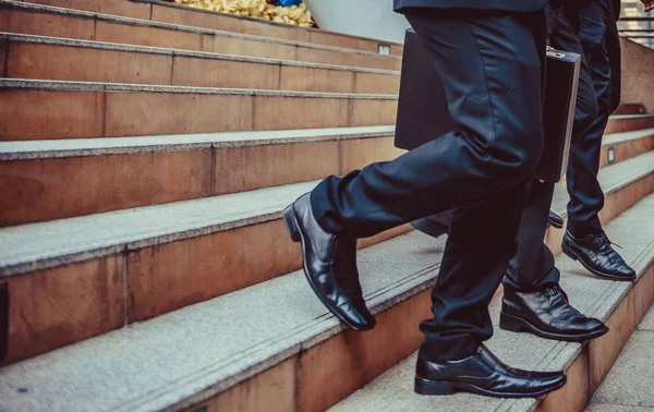 Desenfocado Desenfocado Empresario Caminando Por Las Escaleras Con Fondo Ciudad — Foto de Stock