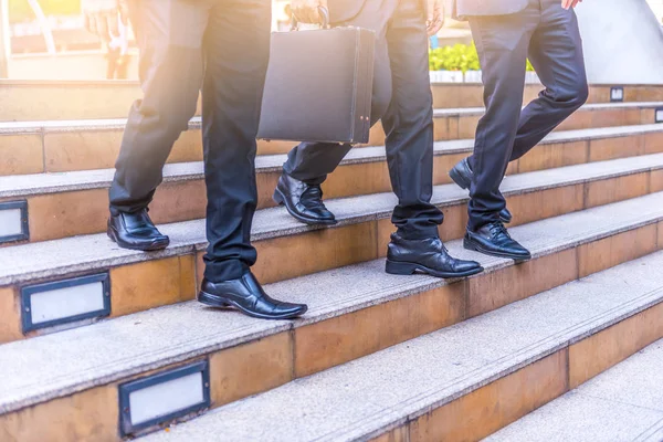 Desenfocado Desenfocado Empresario Caminando Por Las Escaleras Con Fondo Ciudad — Foto de Stock