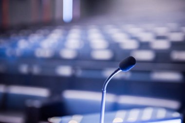 Bulanık iş konferansı toplantısı ya da Konferans Eğitim Eğitim Odası Konsepti üzerine mikrofon, bulanık arkaplan