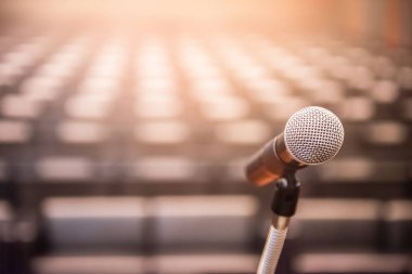 Bulanık iş konferansı toplantısı ya da Konferans Eğitim Eğitim Odası Konsepti üzerine mikrofon, bulanık arkaplan