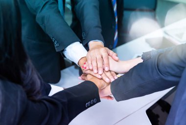 İş adamları birlikte ellerini koyarak en iyi görünümü kapatın. Eller yığını. Birlik ve ekip çalışması ortaklık ve beraberlik kavramı.