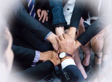 İş adamları birlikte ellerini koyarak en iyi görünümü kapatın. Eller yığını. Birlik ve ekip çalışması ortaklık ve beraberlik kavramı.