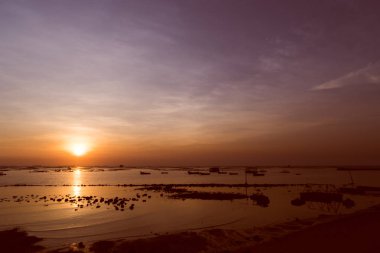 Tropikal deniz manzara, vintage filtre üzerinde güzel günbatımı gündoğumu gökyüzü.