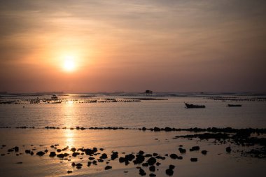 Tropikal deniz manzara, vintage filtre üzerinde güzel günbatımı gündoğumu gökyüzü.