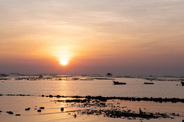 Tropikal deniz manzara, vintage filtre üzerinde güzel günbatımı gündoğumu gökyüzü.