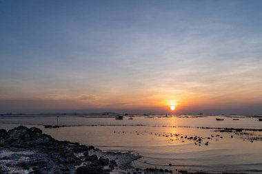 Tropikal deniz manzara, vintage filtre üzerinde güzel günbatımı gündoğumu gökyüzü.