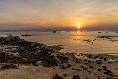 Tropikal deniz manzara, vintage filtre üzerinde güzel günbatımı gündoğumu gökyüzü.