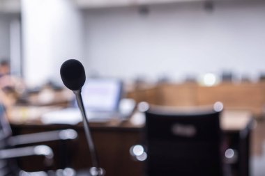 Bulanık iş forumu veya konferans eğitim öğrenme Oda kavramı, bulanık arka plan üzerinde mikrofon
