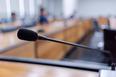 Bulanık iş forumu veya konferans eğitim öğrenme Oda kavramı, bulanık arka plan üzerinde mikrofon