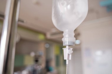 Hasta ve infüzyon pompa hastane, Doktor kavramının hastalığının tedavisi için tuzlu çözüm damla kapatın.