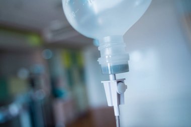 Hasta ve infüzyon pompa hastane, Doktor kavramının hastalığının tedavisi için tuzlu çözüm damla kapatın.