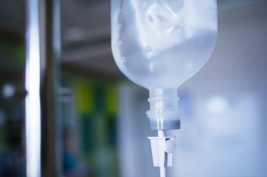 Hasta ve infüzyon pompa hastane, Doktor kavramının hastalığının tedavisi için tuzlu çözüm damla kapatın.