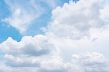 küçük bulutlar ile mavi gökyüzü. çevre kavramı