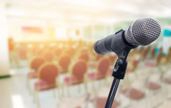 Micrófono Sobre Borrosa Gente Negocios Foro Reunión Conferencia Formación Aprendizaje — Foto de Stock