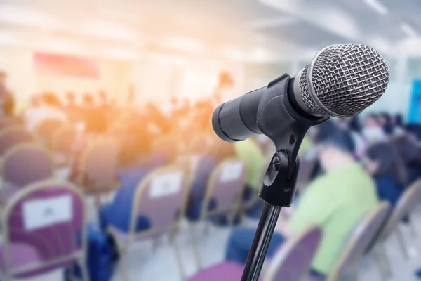Microfone Sobre Fórum Pessoas Negócios Embaçadas Conferência Reunião Treinamento Treinamento — Fotografia de Stock