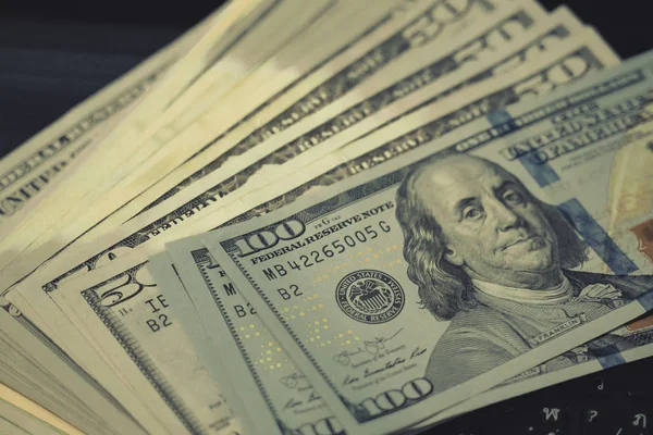 Dolar Döviz Alım, klavye bilgisayar, iş başarı kavramı ile Amerikan dolar nakit para.