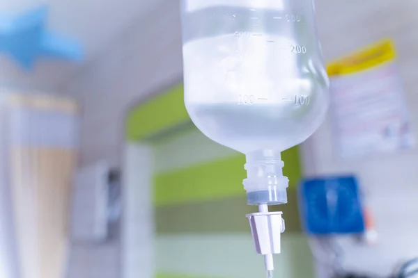 Hasta ve infüzyon pompa hastane, Doktor kavramının hastalığının tedavisi için tuzlu çözüm damla kapatın.