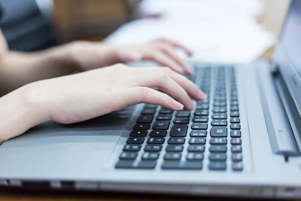 Закрыть Руку Деловой Женщины Печатающей Клавиатуру Ноутбуке Деловые Люди Технологическая — стоковое фото