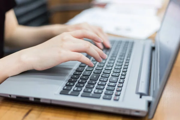 Cerrar Mano Mujer Negocios Tecleo Teclado Ordenador Portátil Gente Negocios — Foto de Stock