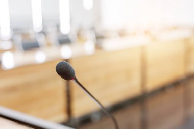 Bulanık iş konferansı toplantısı ya da Konferans Eğitim Eğitim Odası Konsepti üzerine mikrofon, bulanık arkaplan