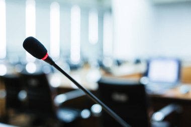 Bulanık iş konferansı toplantısı ya da Konferans Eğitim Eğitim Odası Konsepti üzerine mikrofon, bulanık arkaplan