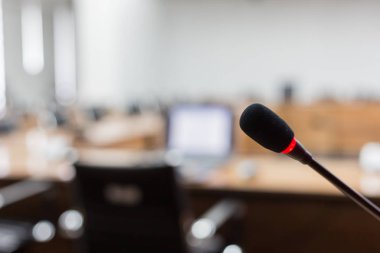 Bulanık iş konferansı toplantısı ya da Konferans Eğitim Eğitim Odası Konsepti üzerine mikrofon, bulanık arkaplan