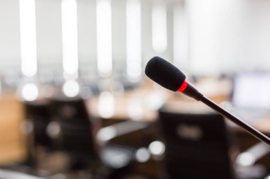 Bulanık iş konferansı toplantısı ya da Konferans Eğitim Eğitim Odası Konsepti üzerine mikrofon, bulanık arkaplan