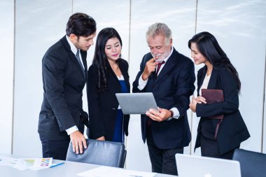 başarılı bir iş adamı grubu. Tartışma toplantı roon veya konferans salonunun içinde firma iş kar.