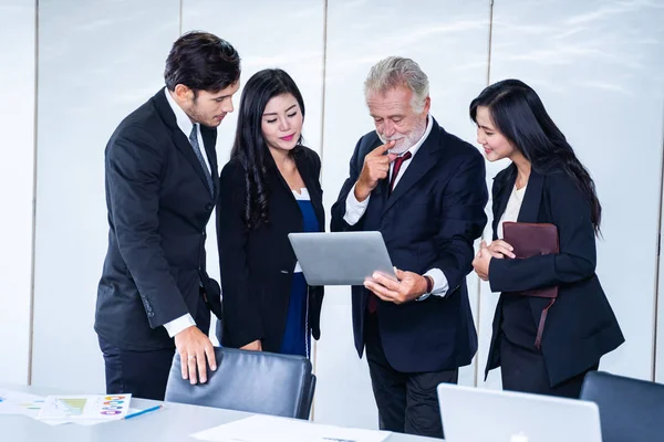 başarılı bir iş adamı grubu. Tartışma toplantı roon veya konferans salonunun içinde firma iş kar.