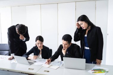 sorun iş araştırma beyin fırtınası ekibi ve ofiste, Pazarlama Grup çalışma kavramı beyin fırtınası.