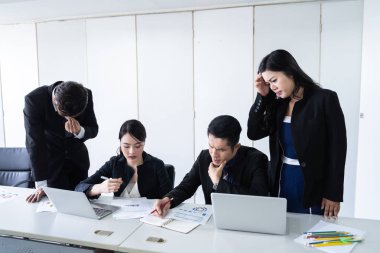 sorun iş araştırma beyin fırtınası ekibi ve ofiste, Pazarlama Grup çalışma kavramı beyin fırtınası.