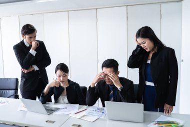 sorun iş araştırma beyin fırtınası ekibi ve ofiste, Pazarlama Grup çalışma kavramı beyin fırtınası.