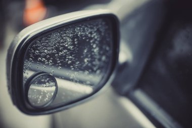 Yol araba dikiz aynası veya yan ayna araba, Motion Blur arka plan (Vintage tarzı)