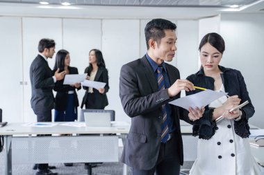 başarılı bir iş adamı grubu. Toplantı odası veya konferans salonunun içinde firma iş kar tartışılması.