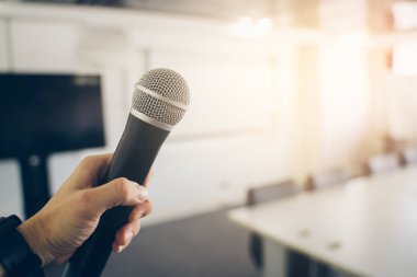 Bulanık iş konferansı toplantısı ya da Konferans Eğitim Eğitim Odası Konsepti üzerine mikrofon, bulanık arkaplan.