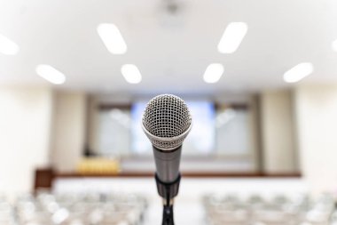 Bulanık iş konferansı toplantısı ya da Konferans Eğitim Eğitim Odası Konsepti üzerine mikrofon, bulanık arkaplan