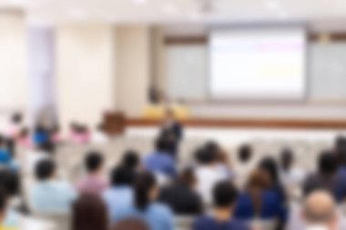Konferans salonu veya seminer odasındaki iş adamlarının geçmişi bulanık.