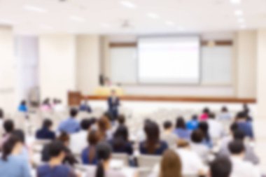 Konferans salonu veya seminer odasındaki iş adamlarının geçmişi bulanık.