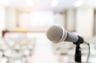 Bulanık iş konferansı toplantısı ya da Konferans Eğitim Eğitim Odası Konsepti üzerine mikrofon, bulanık arkaplan