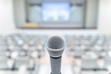 Bulanık iş konferansı toplantısı ya da Konferans Eğitim Eğitim Odası Konsepti üzerine mikrofon, bulanık arkaplan