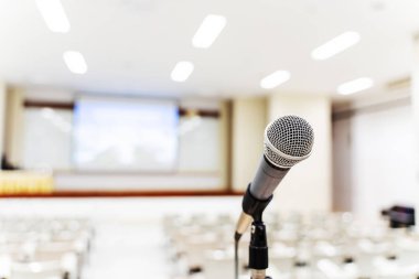 Bulanık iş konferansı toplantısı ya da Konferans Eğitim Eğitim Odası Konsepti üzerine mikrofon, bulanık arkaplan