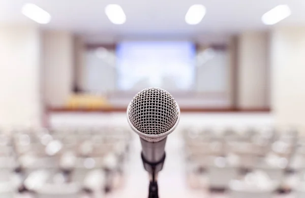 Micrófono Sobre Foro Negocios Borrosa Reunión Conferencia Formación Aprendizaje Sala — Foto de Stock