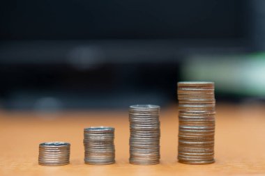 madeni para yığınları, para, tasarruf ve yatırım veya aile planlaması kavramının adımları.