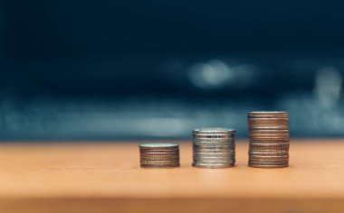 madeni para yığınları, para, tasarruf ve yatırım veya aile planlaması kavramının adımları.