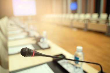 Bulanık iş konferansı toplantısı ya da Konferans Eğitim Eğitim Odası Konsepti üzerine mikrofon, bulanık arkaplan.