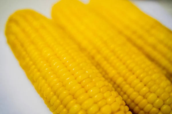 Три Свіжі Кукурудзи Білому Столі Крупним Планом — стокове фото