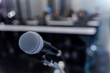 Bulanık iş konferansı toplantısı ya da Konferans Eğitim Eğitim Odası Konsepti üzerine mikrofon, bulanık arkaplan.