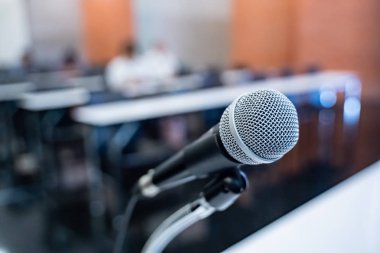 Bulanık iş konferansı toplantısı ya da Konferans Eğitim Eğitim Odası Konsepti üzerine mikrofon, bulanık arkaplan.