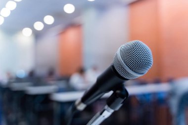 Bulanık iş konferansı toplantısı ya da Konferans Eğitim Eğitim Odası Konsepti üzerine mikrofon, bulanık arkaplan.